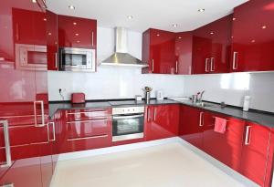 Kuchyňa alebo kuchynka v ubytovaní DARUMA APARTMENTS 3-Bedroom Penthouse with Sea Views