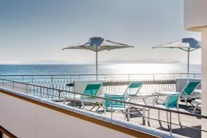 福洛尼卡Via Firenze 11的游轮上带椅子和遮阳伞的阳台