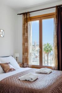 1 dormitorio con 1 cama y ventana grande en New luxury apartment Nives on seaside, en Split