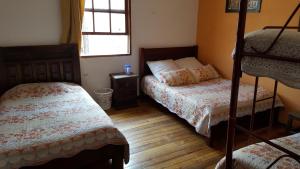 Tempat tidur dalam kamar di Hostal del Piamonte