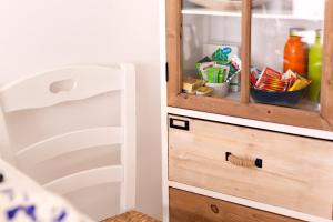 une armoire avec des tiroirs dans la cuisine dans l'établissement Il Balconcino nel Vicolo Short Lets, à Polignano a Mare