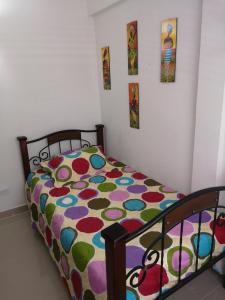 Ένα ή περισσότερα κρεβάτια σε δωμάτιο στο Aparta-Estudio 2 El Caney