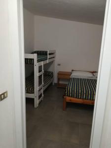 Katil dua tingkat atau katil-katil dua tingkat dalam bilik di Villaggio Turistico Elea