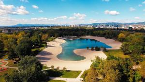 una vista aérea de un gran lago en un parque en Apartment Marlena en Zagreb