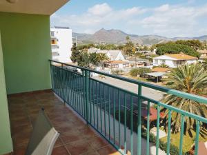 een balkon met uitzicht op de stad bij Fantástico apartamento cerca de la playa in Benicàssim