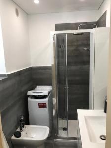 Et badeværelse på Menton smartworking and relax on the beach, seaview + 15 billeder