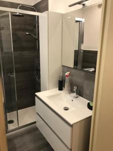 Et badeværelse på Menton smartworking and relax on the beach, seaview