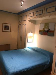 En eller flere senge i et værelse på Menton smartworking and relax on the beach, seaview