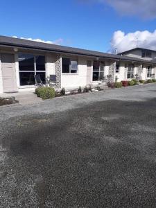 un estacionamiento vacío frente a una casa en Aalton Motel Temuka, en Temuka