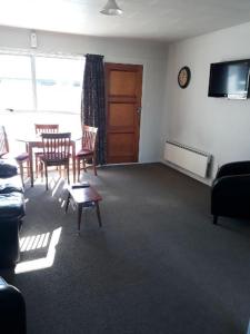 sala de estar con sofá y mesa en Aalton Motel Temuka, en Temuka