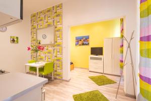 Televízia a/alebo spoločenská miestnosť v ubytovaní Standard Apartment by Hi5 - West End Center
