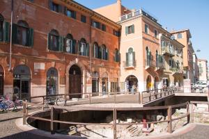 a group of buildings in a city with a street at Casa Gallieno nel cuore di Verona in Verona
