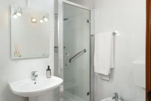 A bathroom at Aurorasol Carvoeiro Beach Apartment