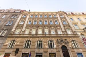 ein großes Gebäude mit vielen Fenstern auf einer Straße in der Unterkunft JT's Apartments Navrátilova str. in Prag