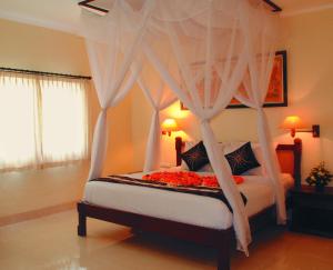 Łóżko lub łóżka w pokoju w obiekcie Aneka Lovina Villas & Spa
