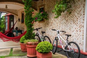 dos bicicletas estacionadas en un lado de un edificio en Pousada Toca dos Tucanos, en Campos do Jordão