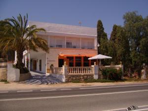 ein Haus an der Seite einer Straße in der Unterkunft El Artista in Villajoyosa