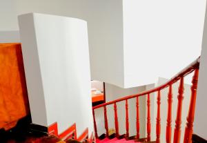 un escalier avec un mur blanc et un escalier dans l'établissement Santa Victoria House, à Chiclayo