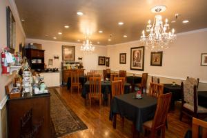 
A restaurant or other place to eat at Hearthstone Inn Boutique Hotel Halifax-Dartmouth

