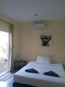 Ein Bett oder Betten in einem Zimmer der Unterkunft Khanom Garden Suite