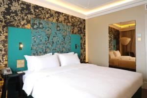 Una cama o camas en una habitación de Jin Jiang Metropolo Hua Ting Guest House