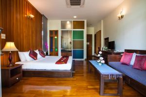 ein großes Schlafzimmer mit einem Bett und einem Sofa in der Unterkunft Pattra Vill Resort in Lamai + 37 Fotos