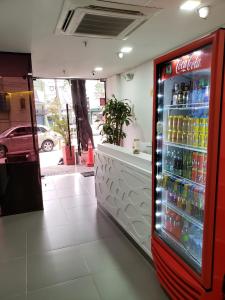 um frigorífico de refrigerante de cocacola numa loja em Hotel zona express sandiego em Medellín