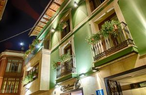 León Center Rooms في ليون: مبنى به شرفات ونصبات خزف