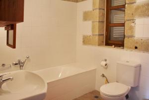 a bathroom with a toilet and a sink at SPITI MAS in Proástion