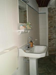 a bathroom with a sink and a bath tub at DE KIRIKO in Mileai