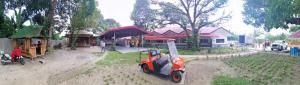 um pequeno carrinho de golfe estacionado num quintal em Johann Ritz Place em Dumanjug