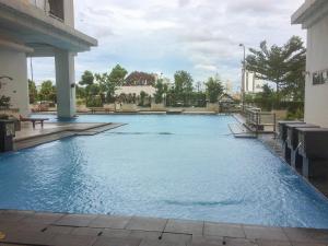Πισίνα στο ή κοντά στο Modern and Stylish 2BR Pakubuwono Terrace Apartment By Travelio