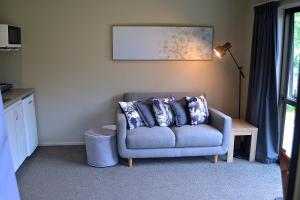 salon z kanapą z poduszkami w obiekcie Highlands on Homestead w mieście Oamaru