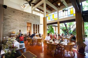 eine Gruppe von Menschen, die an Tischen in einem Restaurant sitzen in der Unterkunft Pattra Vill Resort in Lamai