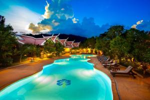 ein großer Pool mit Stühlen und ein Resort in der Unterkunft Pattra Vill Resort - SHA Extra Plus in Lamai