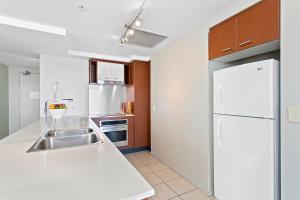 A kitchen or kitchenette at Beach Stay - Ocean & Riverview resort Chevron Renaissance central Surfers Paradise
