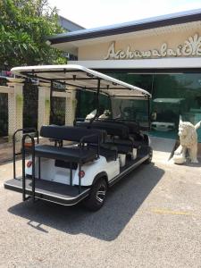 un golf cart parcheggiato di fronte a un negozio di Achawalai Residence Village By Song a Jomtien Beach