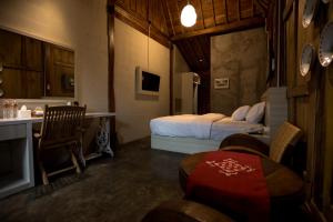 Habitación de hotel con 2 camas y cocina en Kampung Lawasan Heritage Cottage en Yogyakarta