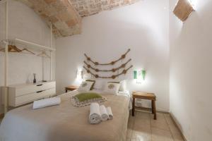 een slaapkamer met een groot bed en handdoeken bij Eremo Guest House-Housea Travel in Polignano a Mare