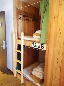Palanda nebo palandy na pokoji v ubytování The Evergreen Hostel 長期ステイ歓迎 エバーグリーンホステル