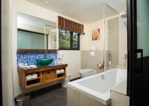 
Een badkamer bij Le Palmiste Resort & Spa
