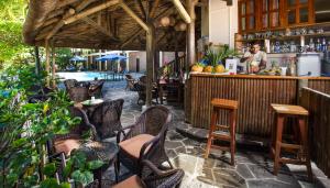 De lounge of bar bij Le Palmiste Resort & Spa