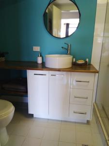 Cosy, self-contained and central to everywhere tesisinde bir banyo