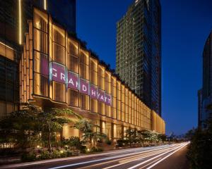 マニラにあるGrand Hyatt Manilaの側面に看板がある建物