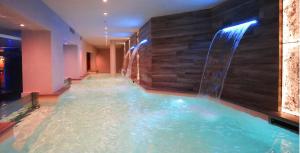 Bazén v ubytování Hotel Columbia Wellness & Spa nebo v jeho okolí