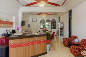 a lobby with a bar and a living room at RedDoorz Syariah near Universitas Negeri Padang in Padang
