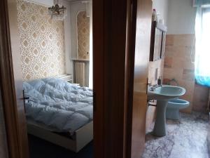 1 dormitorio con cama, lavabo y baño en La Mouette, en Porto San Giorgio