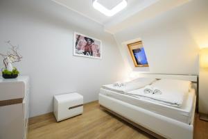1 dormitorio blanco con 1 cama en una habitación en Apartamenty Sun & Snow Kościelisko Budzówka, en Kościelisko