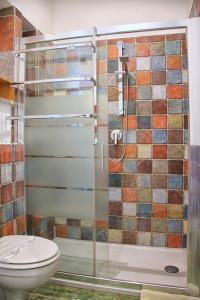 uma casa de banho com um chuveiro e um WC. em Antica Stazione em Taormina