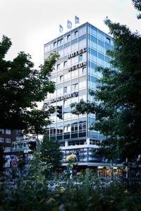 un edificio con un cartel en el costado en Hotel Astor Kiel by Campanile en Kiel